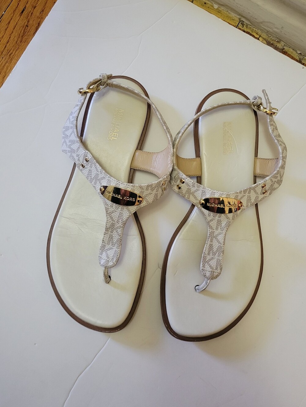 Michael Kors Plate Logo Thong Flat Sandal Vanilla Size 8 Preppy Minimalist